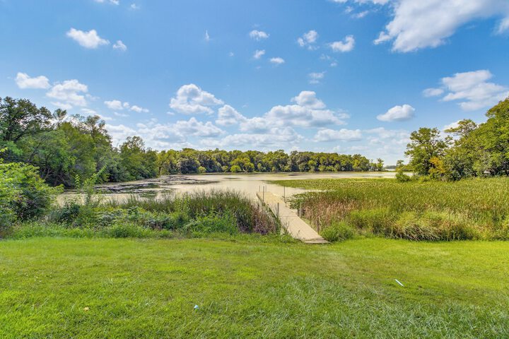 Private Lakefront Cabin w / Hot Tub Deck & Views