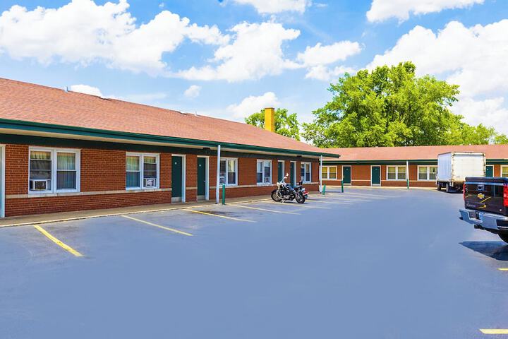 Manor Motel by OYO Near Oak Brook / Chicago Westchester
