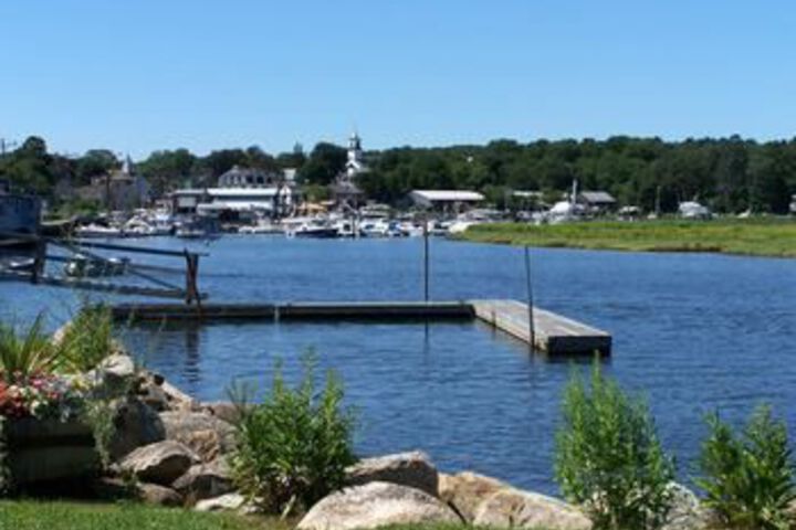 Sheas Riverside Inn & Motel