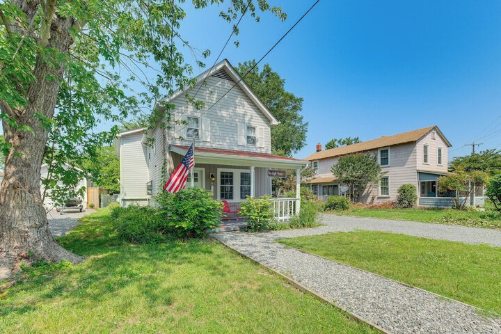 Adorable Cottage: Fire Pit Walk to Colonial Beach