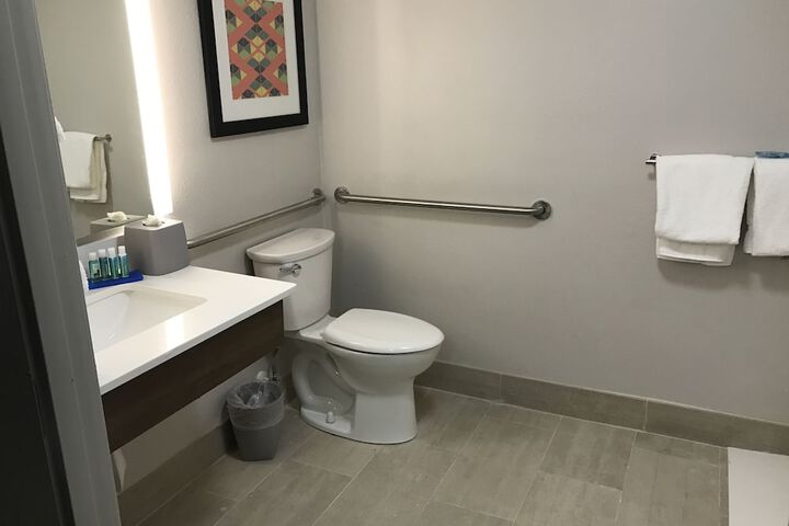 Room 25 of 38