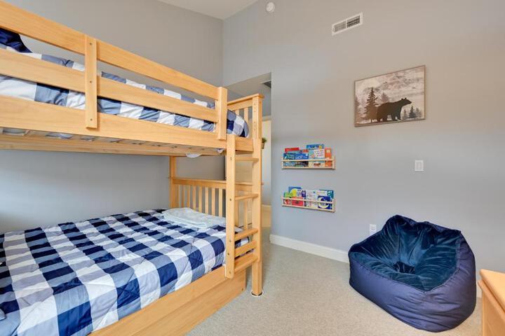 Bright Condo w / Community Perks: Near Ski Quechee!