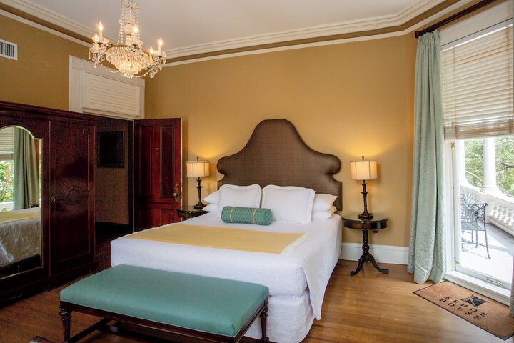 Room 37 of 141