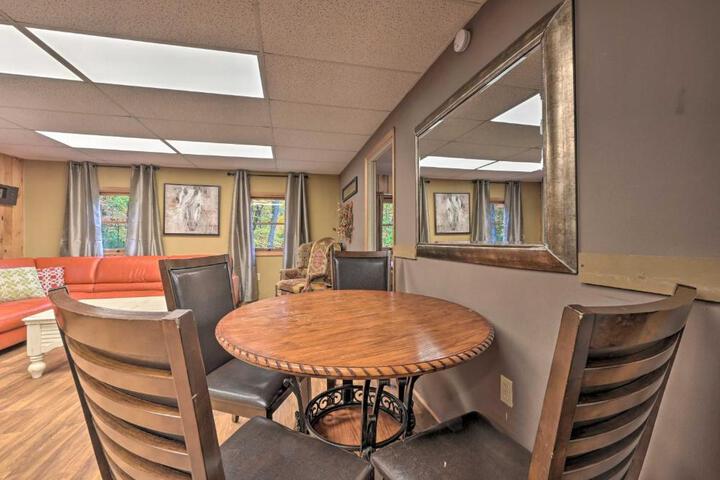 ‘John Wayne Apartment - Deck BBQ, Horses On-Site