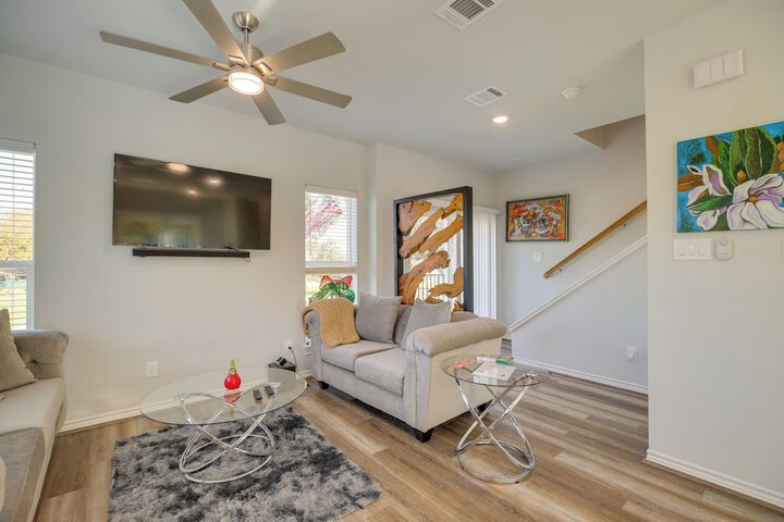 South Houston Townhome w / Patio & Gas Grill!