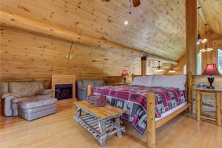 Longwalker Lodge 3 Bedrooms, Hot Tub, Game Room, Sleeps 9