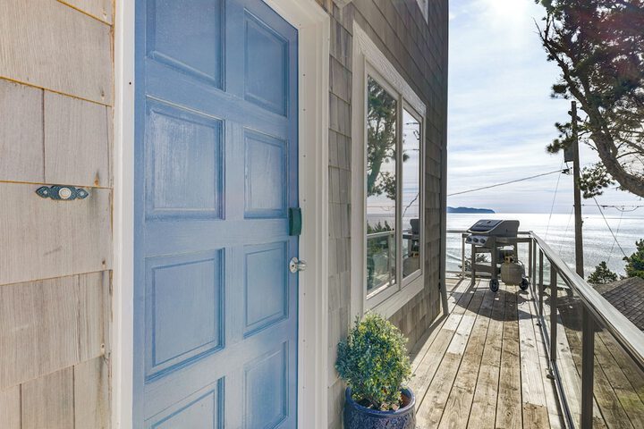 Oceanside Escape w / Stunning Views: Walk to Beach!