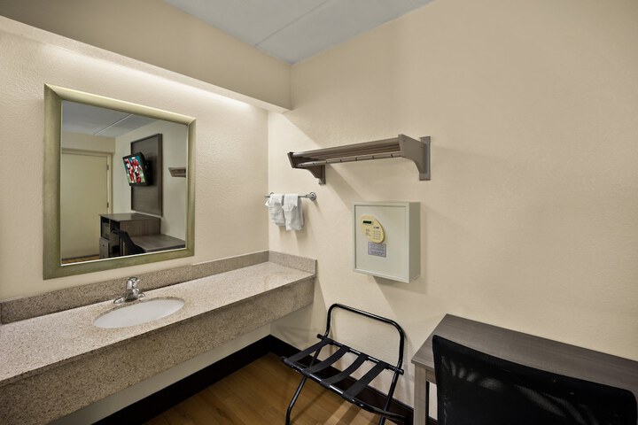 Room 21 of 27