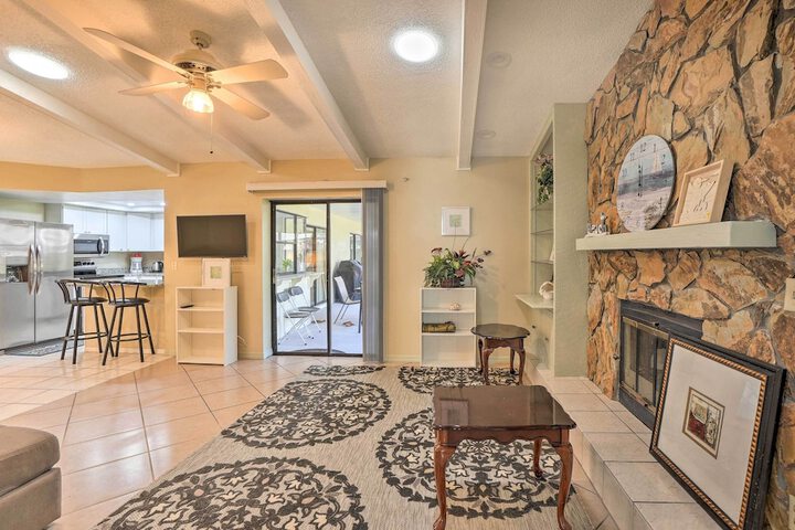 3 Mi to Philippe Park & Pier: Stunning Retreat