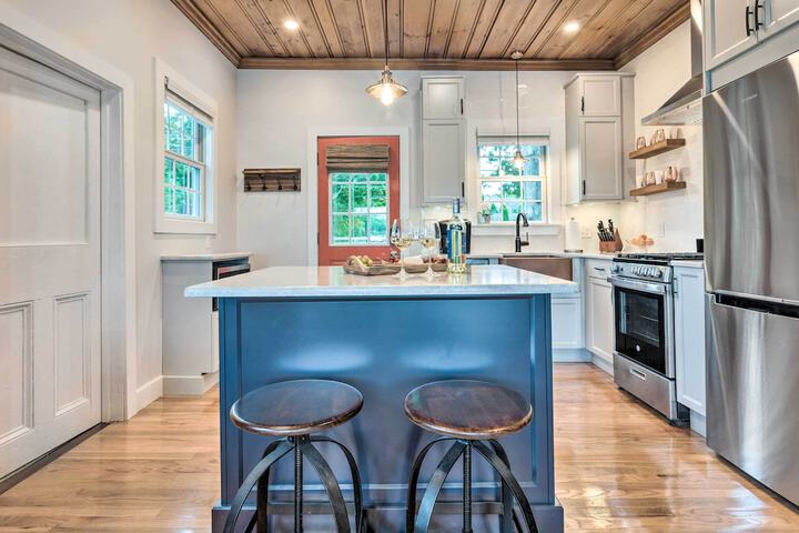 Charming Bristol Cottage w / Private Beach!