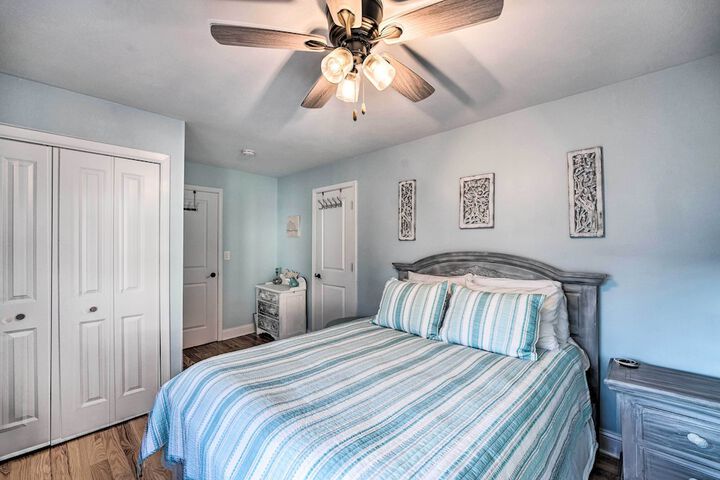 Lakefront Home w / Gorgeous Sunsets Kayaks, & Pier