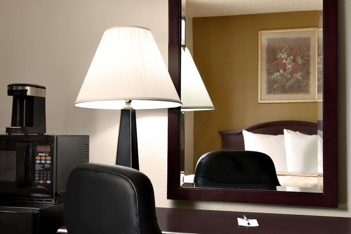 Travelodge by Wyndham La Porte / Michigan City Area