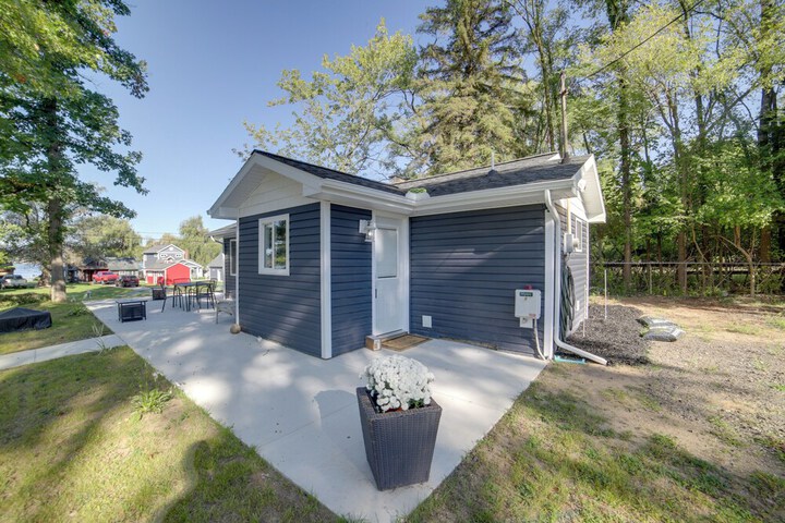 Stylish Grass Lake Retreat - Steps to Park!