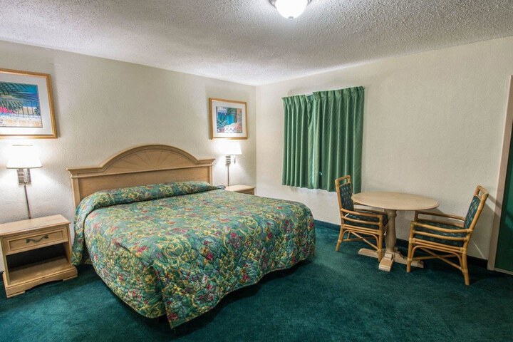 Room 12 of 16