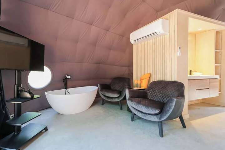 Room 43 of 325