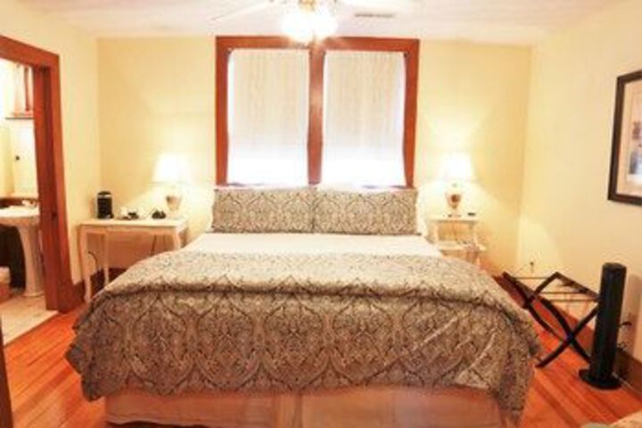 DeBourge Guesthouse