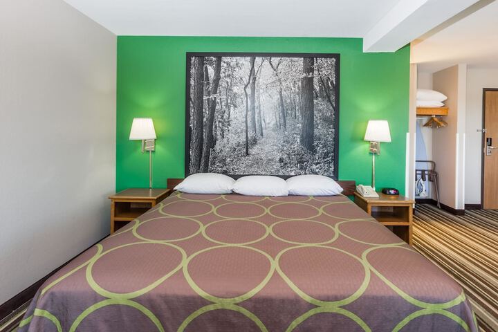 Room 10 of 16