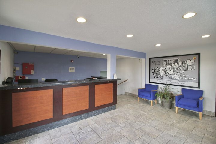 Super 8 by Wyndham Kenosha / Pleasant Prairie
