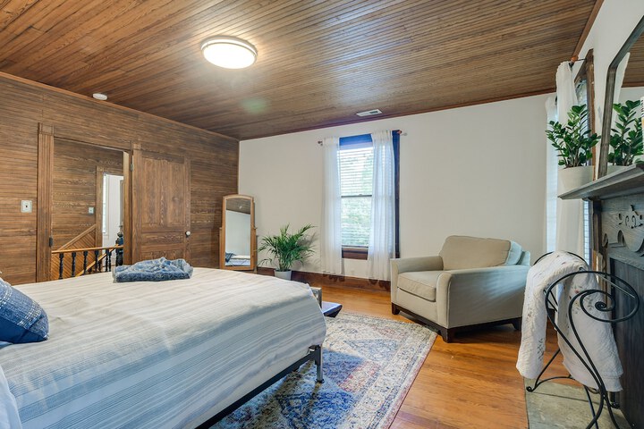 Historic & Charming Pittsboro Home w / Fireplaces