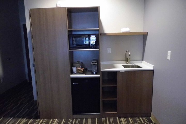 Microtel by Wyndham Vernal / Naples