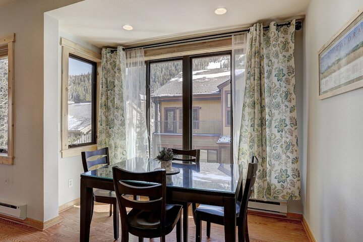2759 Slopeside 1 Bedroom Condo by RedAwning
