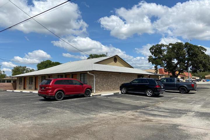 Redbud Inn
