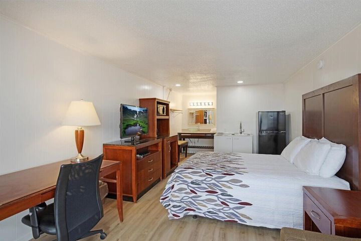 Room 10 of 28