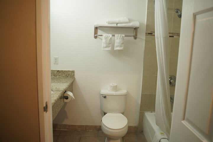 Harbor Inn & Suites