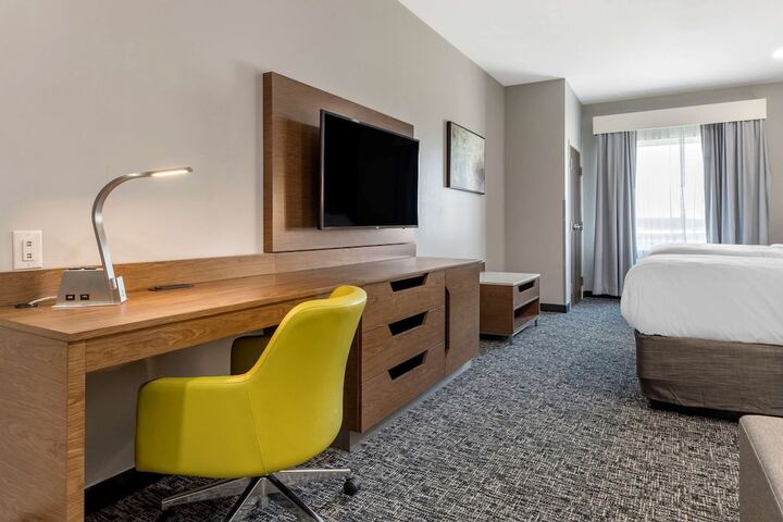 Room 32 of 47