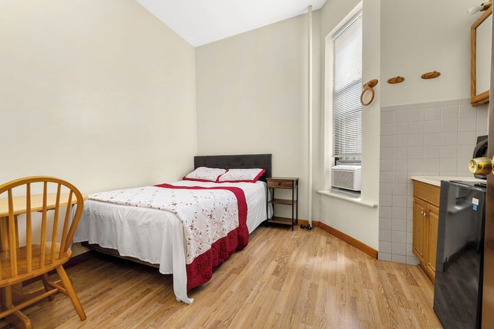 Room 33 of 49