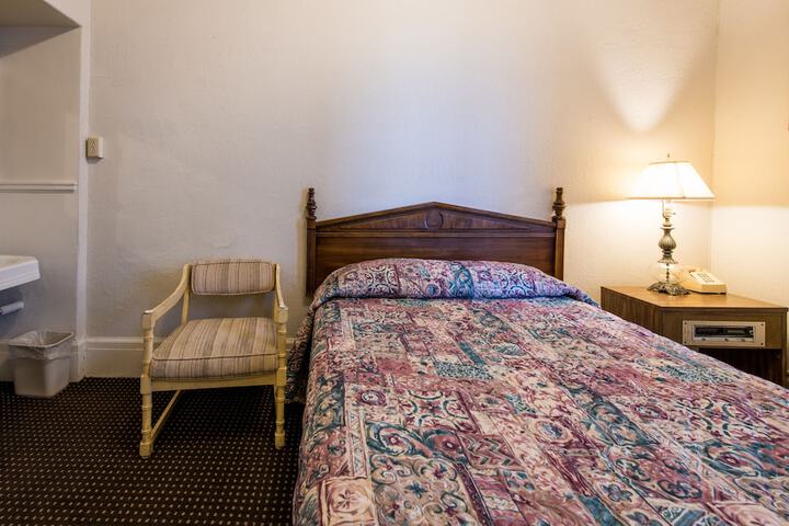 Room 27 of 38