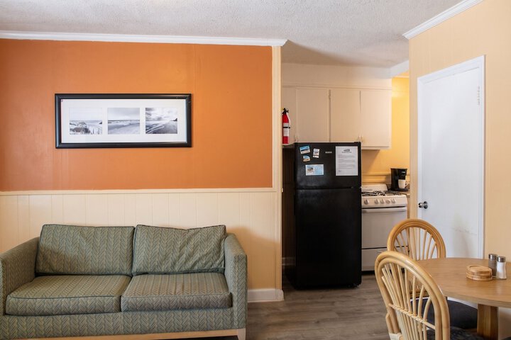 Colonial Inn Motel