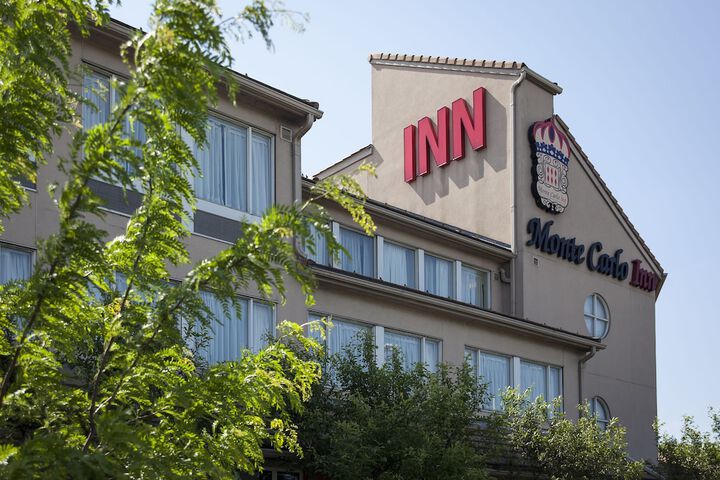 Monte Carlo Inn Oakville Suites
