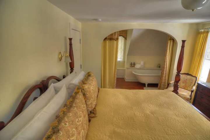 RiverWood Inn