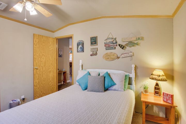 Cozy Lake Eufaula Hideaway w / Fire Pit & Hot Tub!