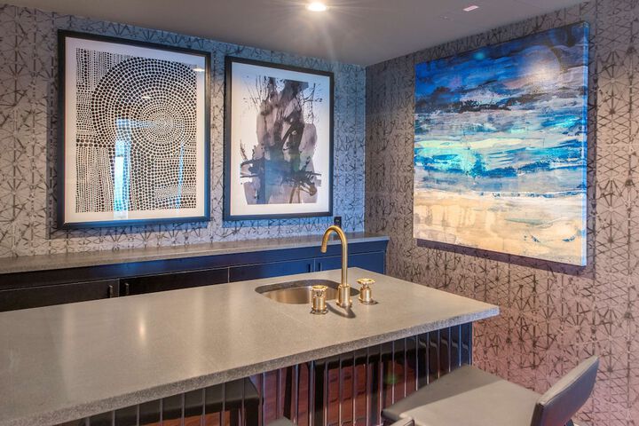 Lounge 76 of 85