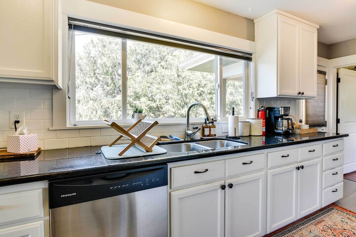 Charming Portland Home Walk to Light Rail!