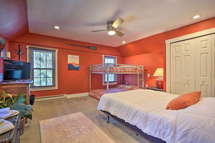 3-acre Lodge w / Snowmobile & Four-wheeling Trails