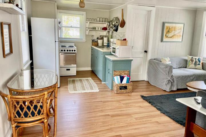 Drop Anchor Cottages and Lake House