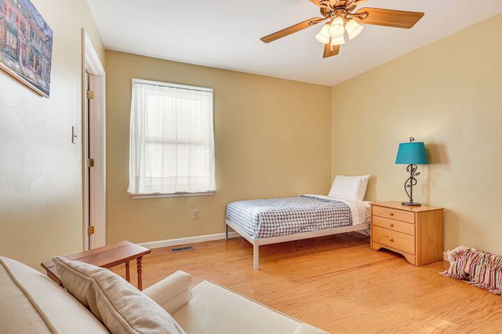 Family Home w / Game Room & Decks in Etlan!