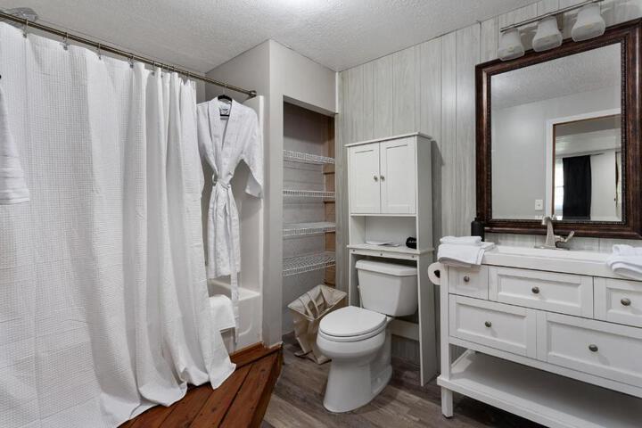 Spacious Cabin Near Hocking Hills and Caves with Hot Tub and Firepit