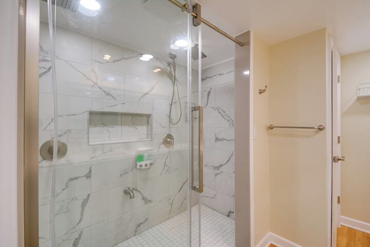 Direct Beach Access: Getaway on Port Orchard!