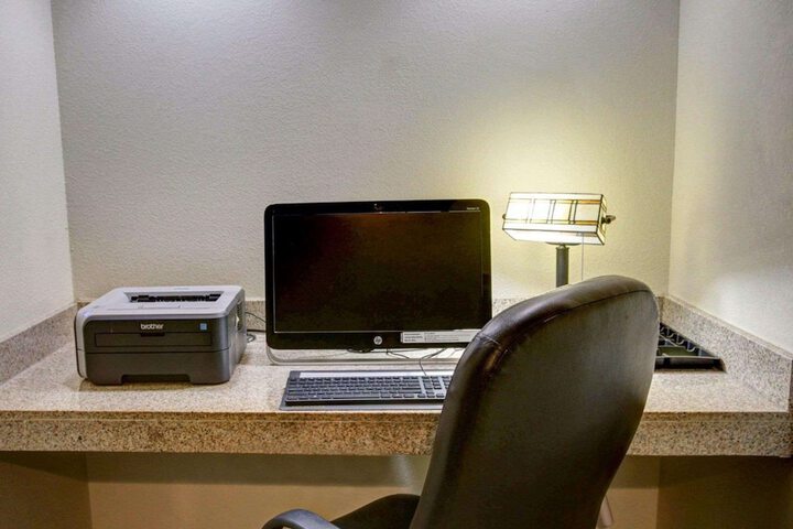 Business Center 28 of 33