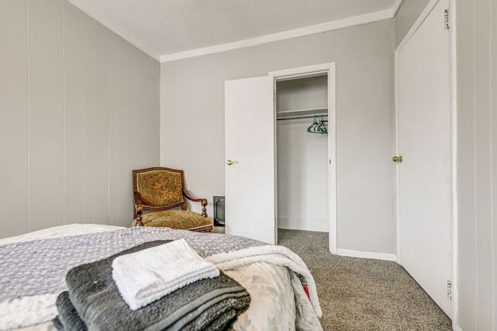 6 Mi to Dtwn Attractions: Buffalo Apartment!