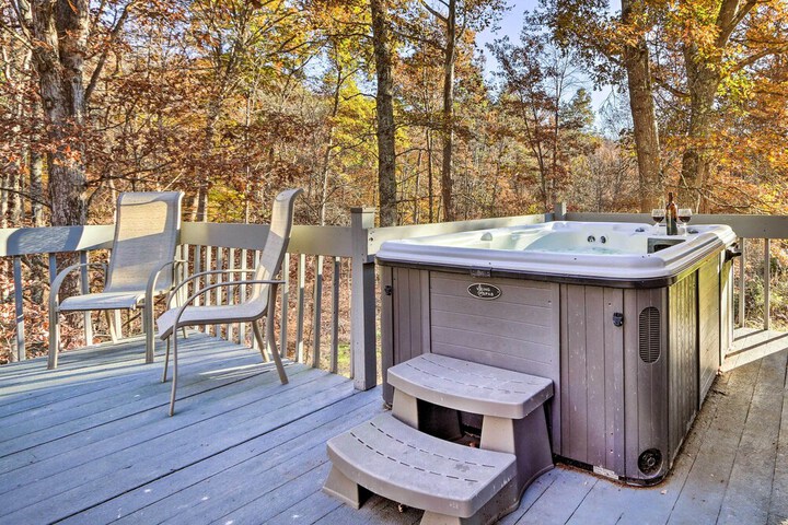 Luxe Dog-friendly Cabin w / Hot Tub & Game Room