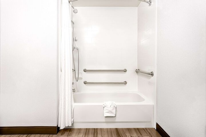 Room 6 of 25