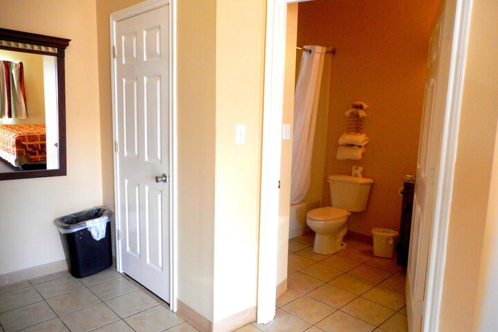 Crossroads Inn & Suites