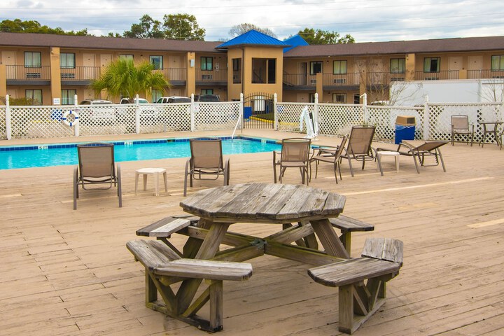 Sundeck 32 of 34