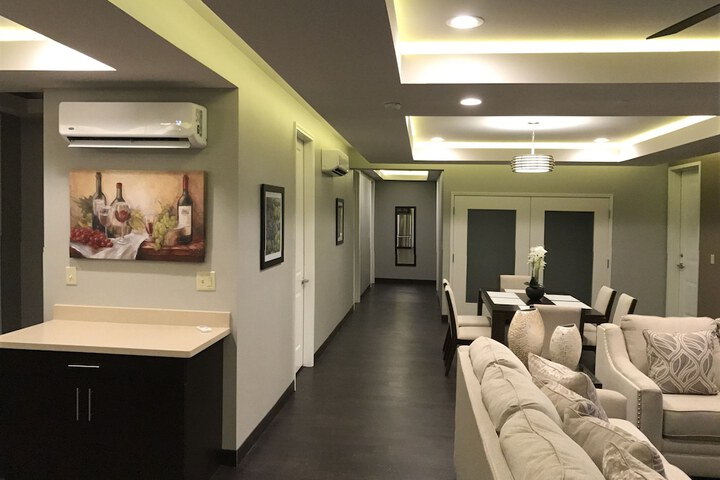 Days Inn & Suites by Wyndham Port Arthur