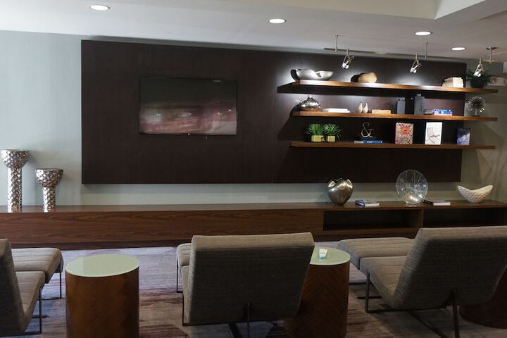 Lounge 81 of 100